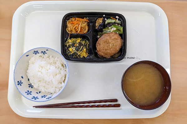 マイスペの100円のお弁当　ご飯・味噌汁・ハンバーグ・煮物・コーンとほうれん草の和物