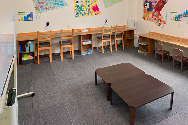 ココシアの学習室　壁に向かう方向に座れるよう机が設置されている