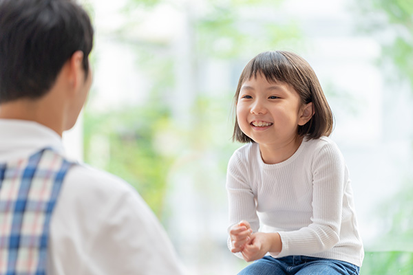 女の子が先生と会話をしている様子